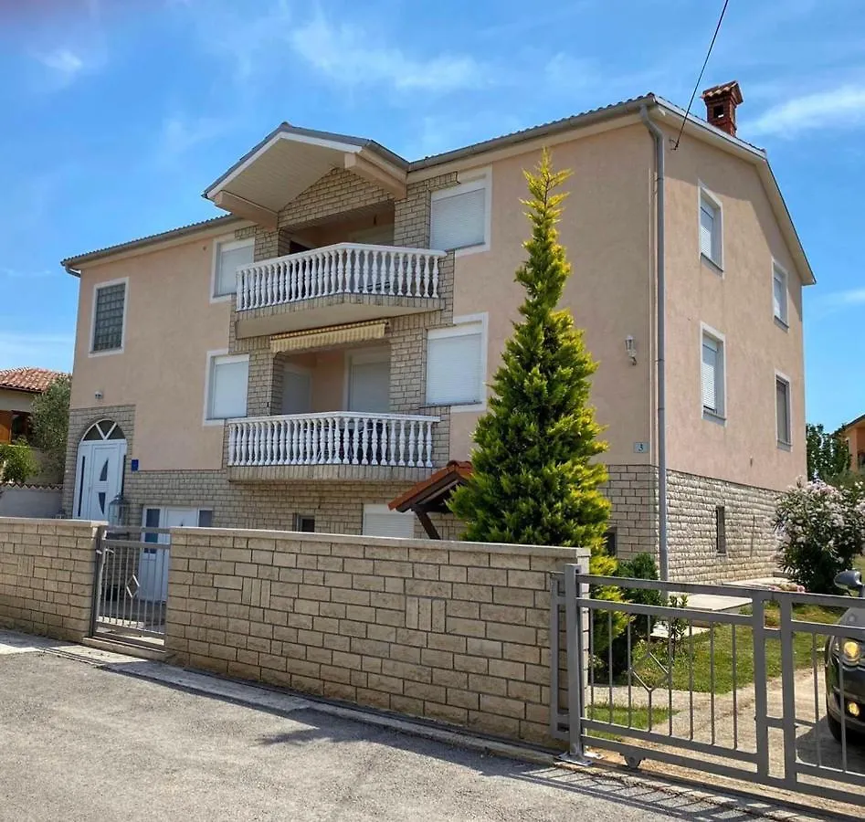 Apartments Ban Galižana 0*,