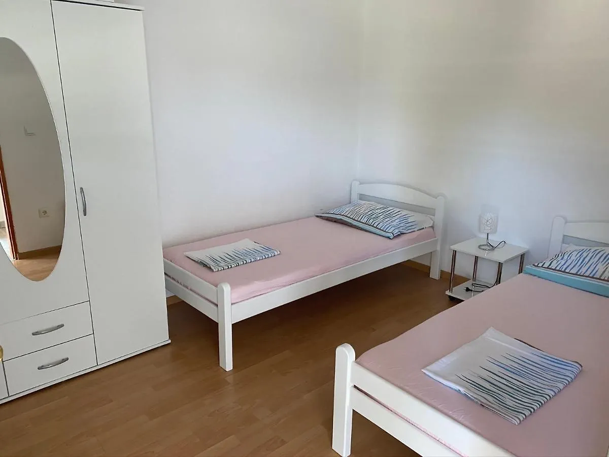 Apartments Ban Galižana 0*,